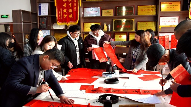 “筆墨傳情迎蛇年，春聯(lián)送福暖人心”——甘肅建科院工會開展春節(jié)送福送春聯(lián)活動