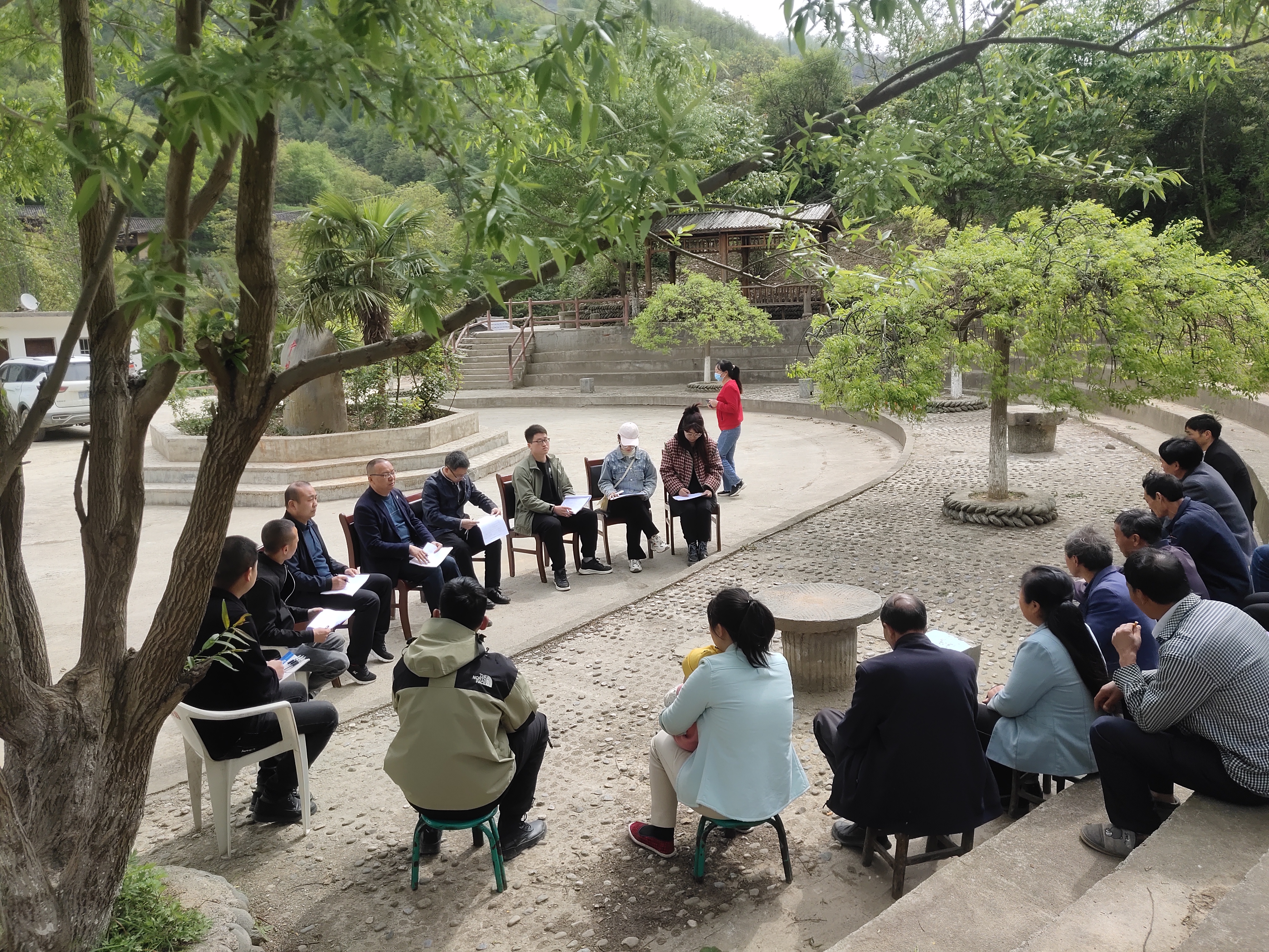設(shè)計團隊與店子鄉(xiāng)群眾座談了解當(dāng)?shù)鼗厩闆r.jpg