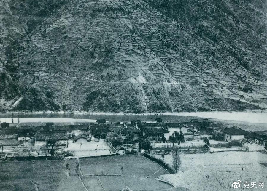 　　1935年5月25日，紅一方面軍到達(dá)大渡河南岸的安順場。紅軍17名勇士靠一葉孤舟強(qiáng)渡大渡河，為沿大渡河左岸北上的部隊(duì)打開了一條通道。圖為安順場一角。