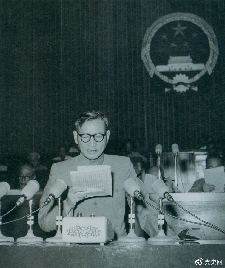 1955年7月，陳云在一屆全國人大二次會(huì)議上作堅(jiān)持和改進(jìn)糧食統(tǒng)購統(tǒng)銷工作的報(bào)告。