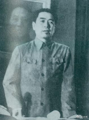 1949年7月6日，周恩來出席中華全國文學(xué)藝術(shù)工作者代表大會。圖為周恩來在會上作政治報告。