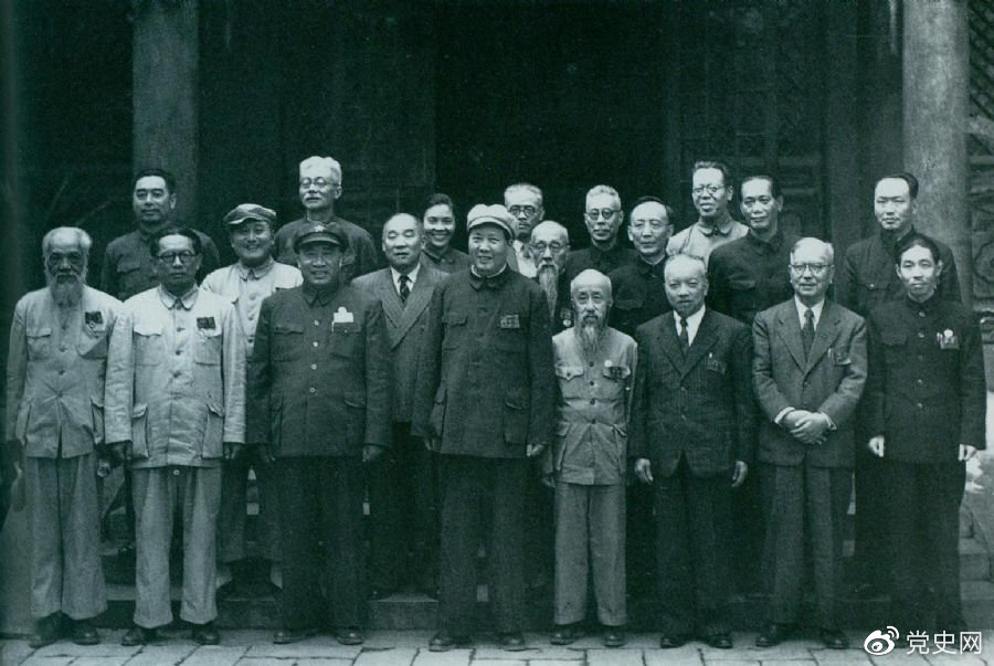 1949年7月5日，新政治協(xié)商會(huì)議籌備會(huì)常務(wù)委員合影。