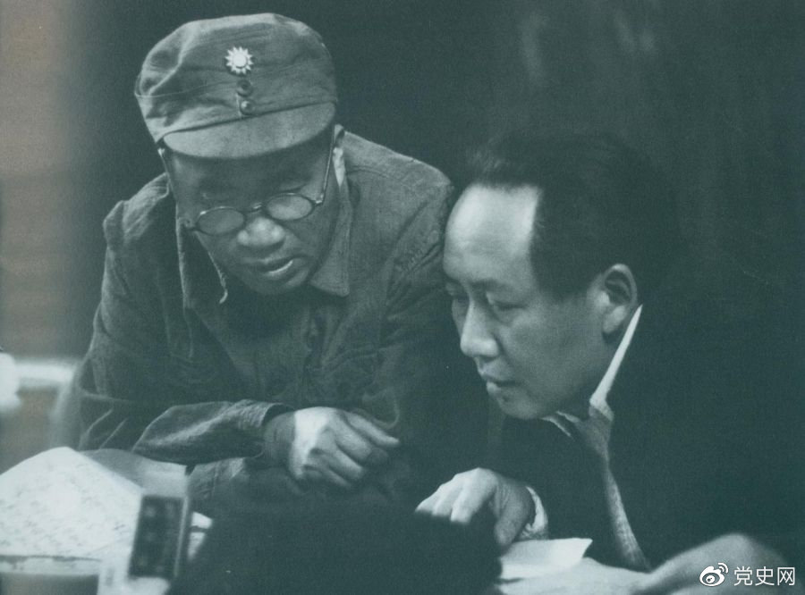 1945年4月，毛澤東和朱德在中國共產(chǎn)黨第七次全國代表大會上。